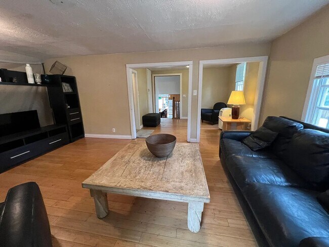 Building Photo - SHORT TERM RENTAL: Spacious 5+ Bedroom Home on the Hill! Available Now-July 24th 2026.