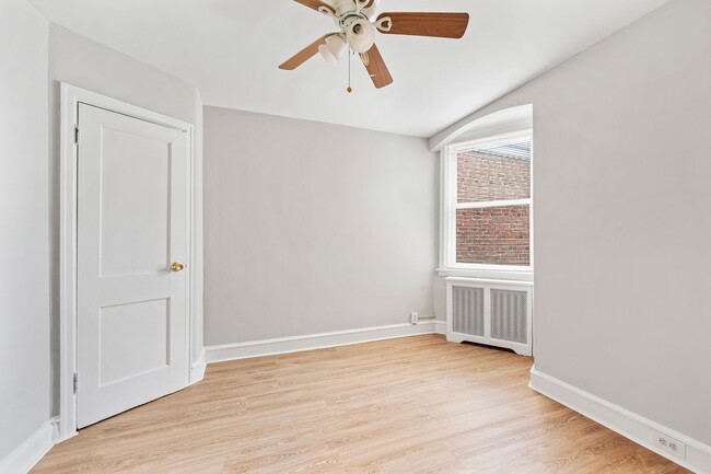 Building Photo - ???UPDATED 3 BEDROOMS AND 1BATH HOME WITH ...