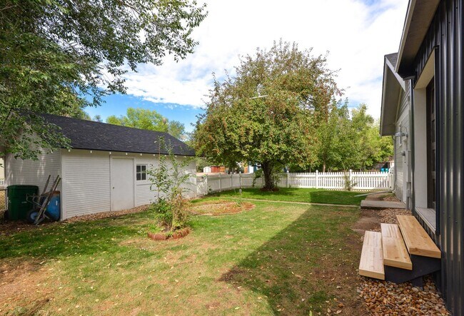 Building Photo - Beautifully remodeled 3 Bedroom Bungalow in Old Town