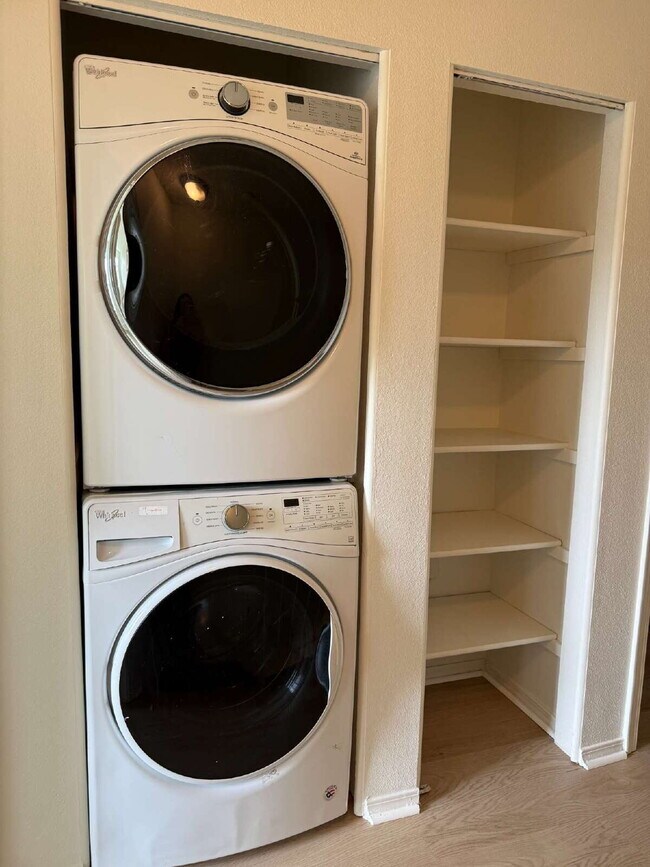 Building Photo - Cozy 2 Bed, 1.5 Bath Townhouse with Fireplace + Community Pool + Reserved Parking Space!