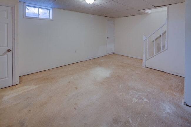 Building Photo - End Unit in New Castle -Showing Sunday 8/1...