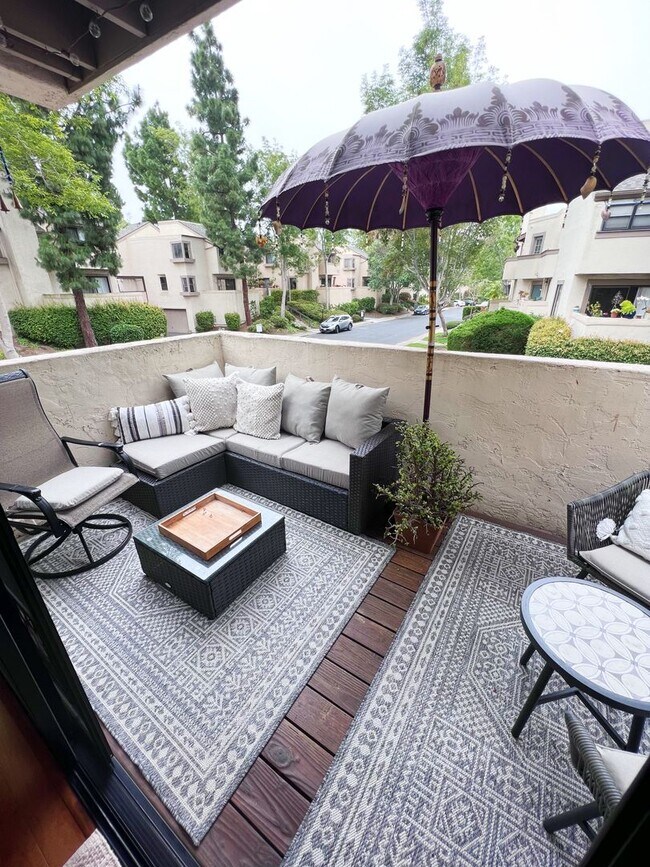Building Photo - Beautifully Furnished 2 Bed/2.5 Bath Townhome in the Desirable Woodlands of La Jolla