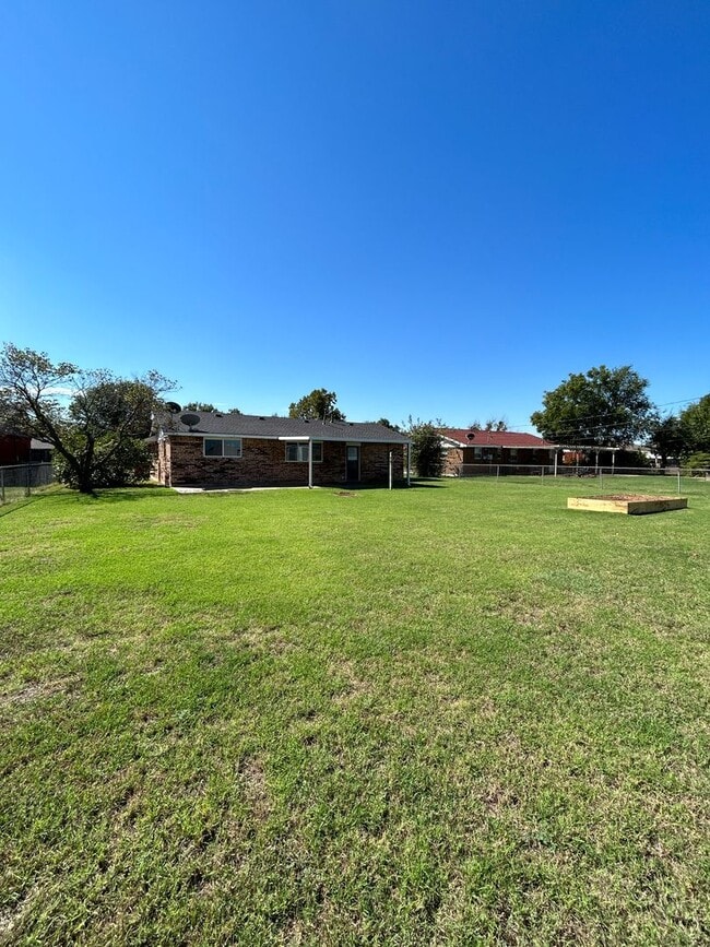 Building Photo - 3-bedroom, 1.5-bath in the MacArthur Schoo...
