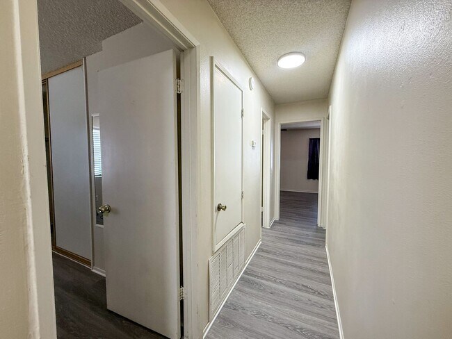 Building Photo - 3 bedroom Home on 2 Acres