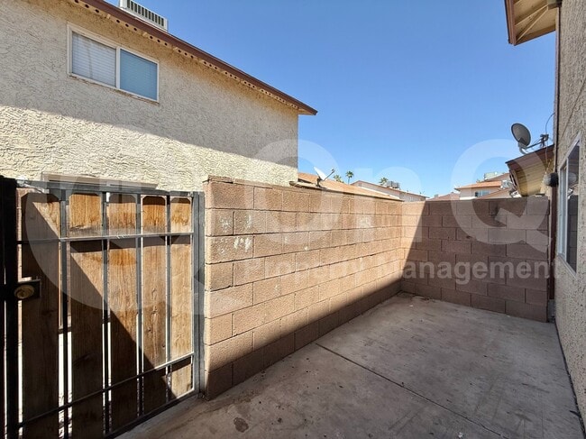 Building Photo - 860 E Brown Rd
