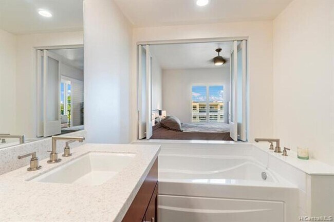 Building Photo - Kailua living at its finest!
