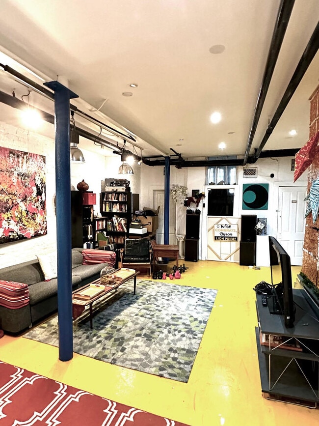 Building Photo - 2921 N Pine Grove Ave