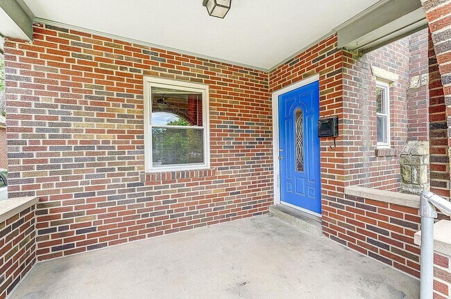 Front Porch - 6604 Buckingham Plz