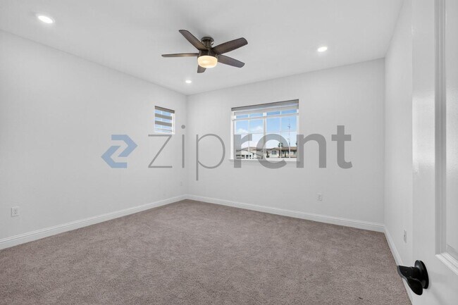 Building Photo - Unit