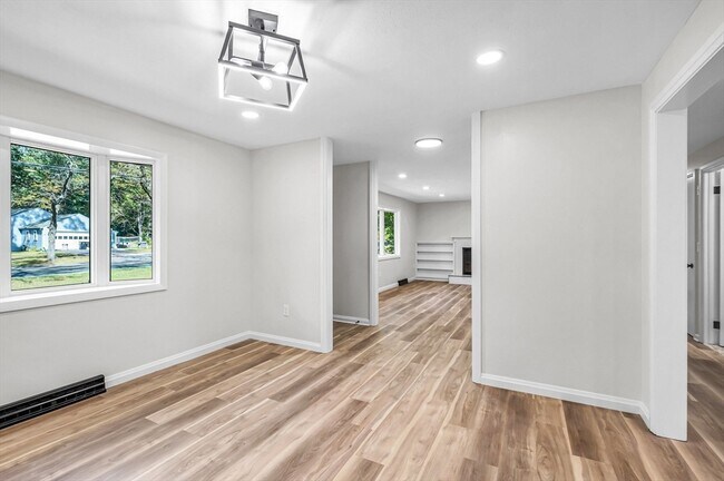 Building Photo - 557 Maple Rd