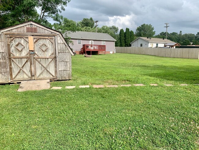 Building Photo - Conveniently Located! Cute home with 3 bed...