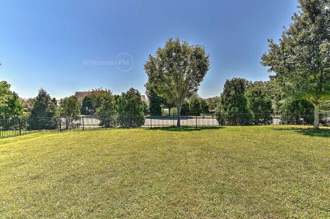 Building Photo - Beautiful 3,409 sqft 5-bedroom 3-bath Exec...