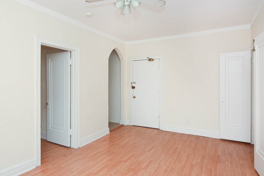 Building Photo - 4834 N Damen Ave