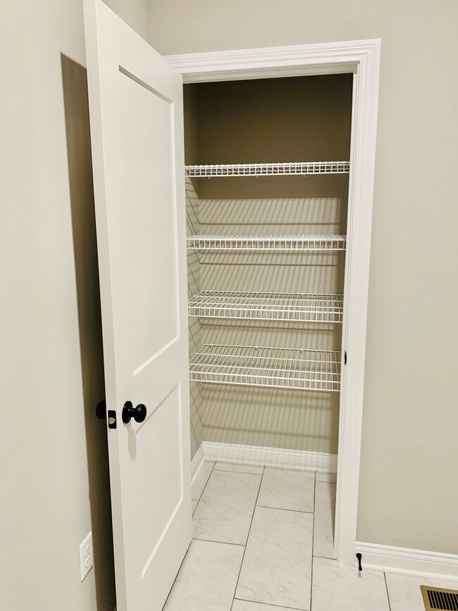 Building Photo - 850 McIntyre St