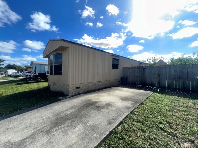 Building Photo - 11886 Watergate Cir