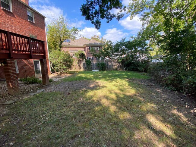 Building Photo - 3 Bed Brick Colonial Just Blocks from Red ...