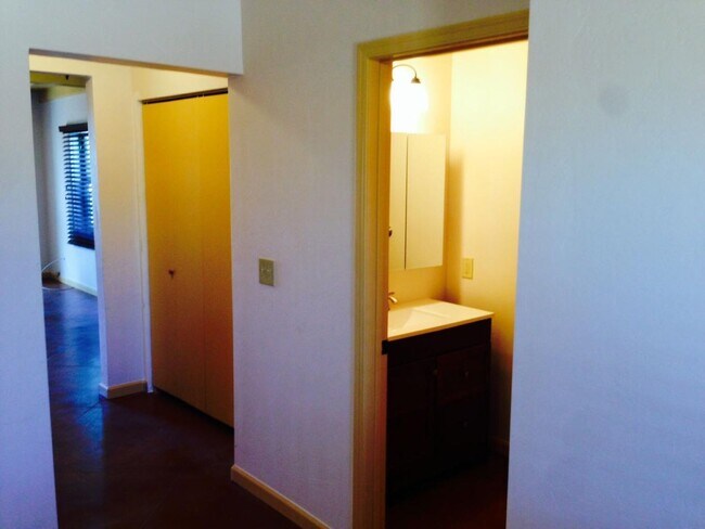 Building Photo - 1920 E Copper St