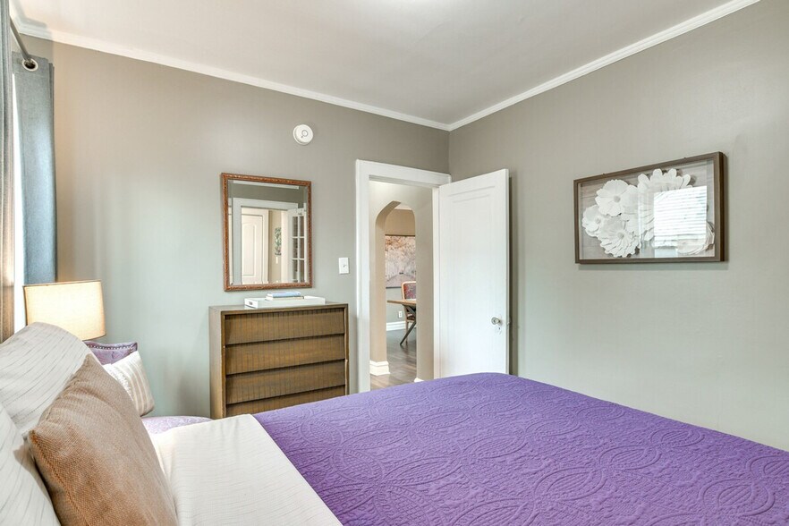 Building Photo - 1546 Fowler Ave