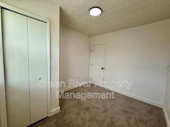Building Photo - 1161 W 5th St