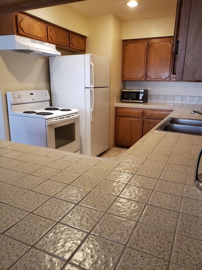 Building Photo - Spacious Two Bedroom/Two Bath