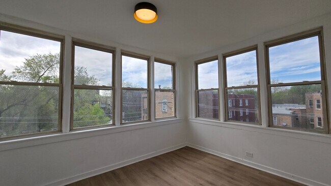 Building Photo - Spacious 3BR/2BA in Woodlawn – 1,700 Sq Ft...