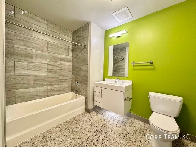 Building Photo - 306 E 12th St