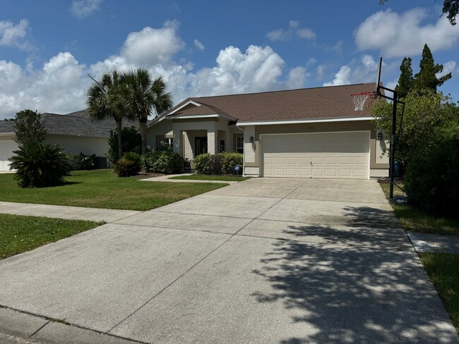 Building Photo - 4 bed 2bath with Pool