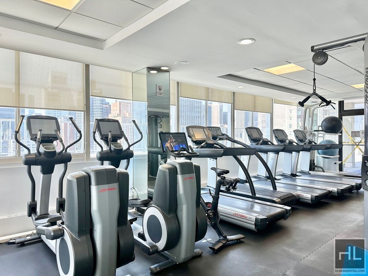 Building Photo - 220 E 65th St