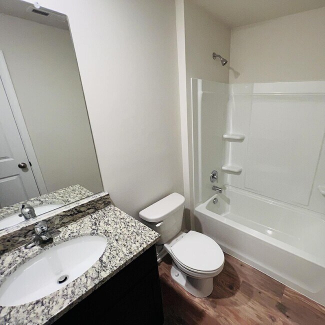 Building Photo - 3br 2.5ba Townhome Northeastern SD!