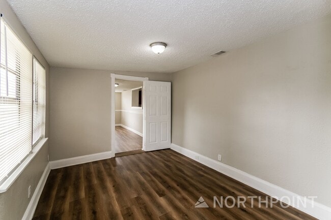 Building Photo - Irresistible Single Family Home | 3 BR/2BA | In Jacksonville