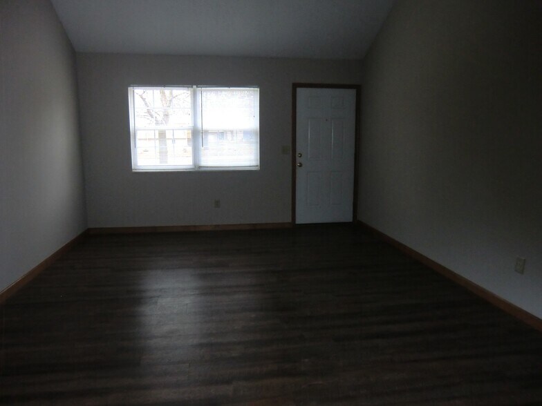 Building Photo - 704 Village Dr