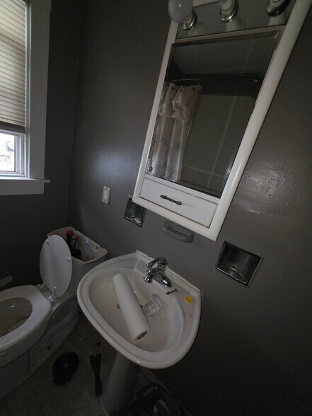 Building Photo - 1818 E Clay St