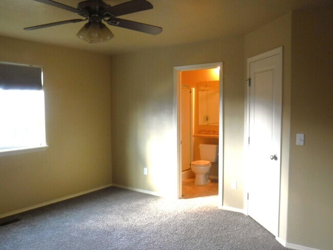 Building Photo - Beautiful 3bed, 2bath home located just of...