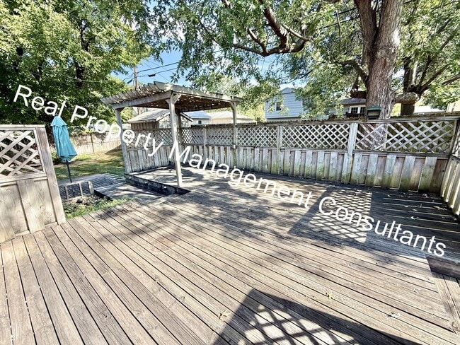 Building Photo - 3 bed 2.5 bath Private Oasis