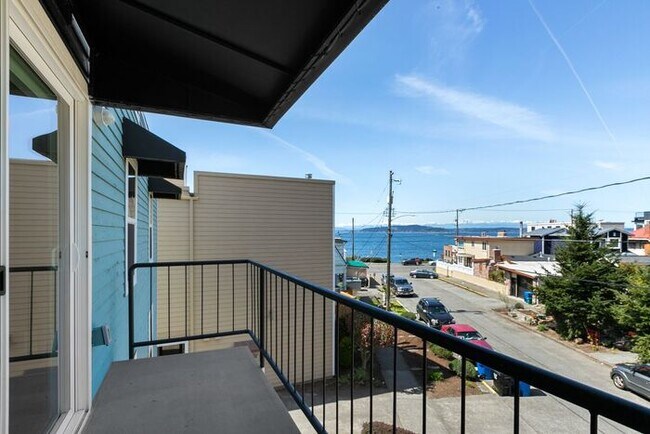 Building Photo - Beautifully Remodeled Top Floor Alki Condo with Views!
