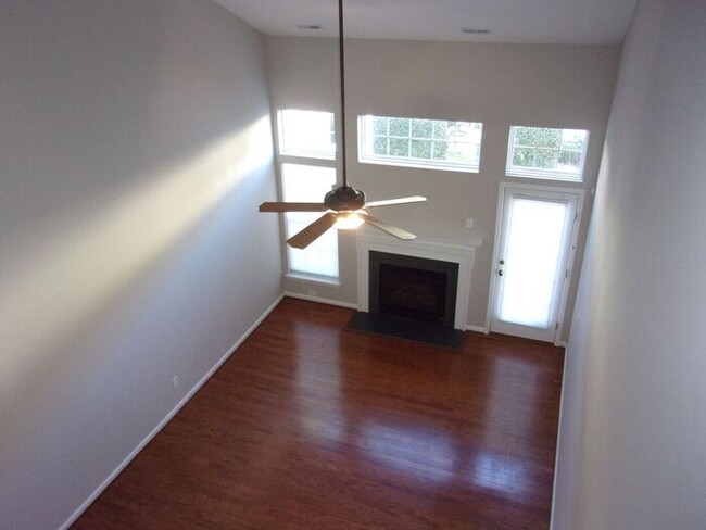 Building Photo - Spacious 3 Bedroom 2 1/2 Bath Townhome in ...