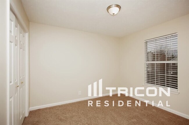 Building Photo - 2041 Glastonbury Dr