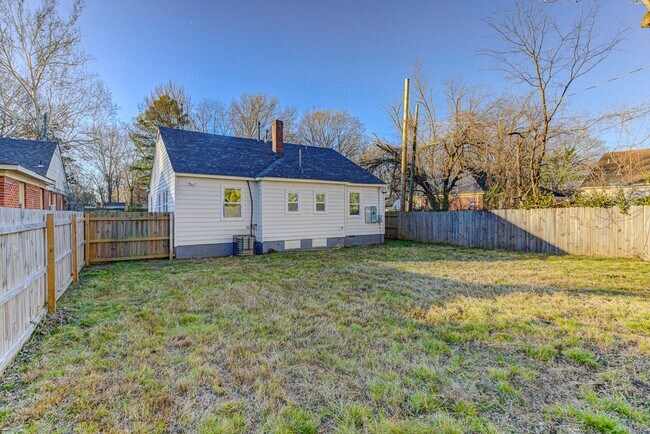 Building Photo - Beautifully Updated Home in East Memphis