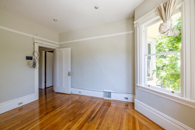 Building Photo - 2840 Bryant St