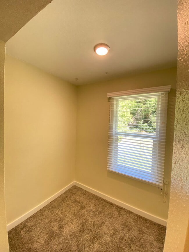 Building Photo - $1,695 - 2 Bed / 1 Bath Spacious House in ...