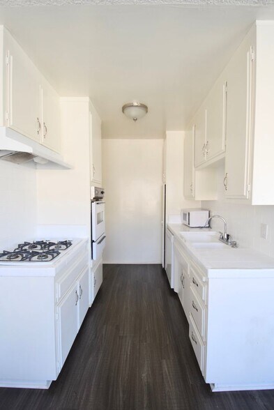 Building Photo - 10819 Camarillo St