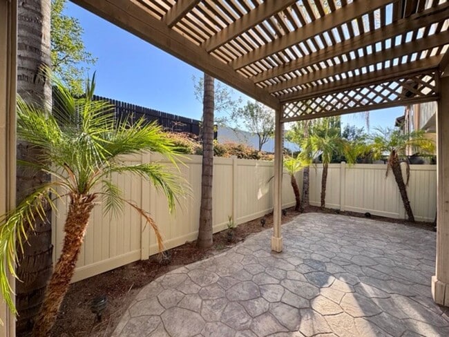 Building Photo - Beautiful and Spacious 3 Bedroom 2.5 Bath ...