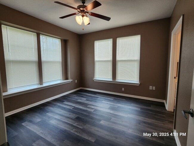 Building Photo - 3 bedroom / 2 bath in 77630. Immediate mov...