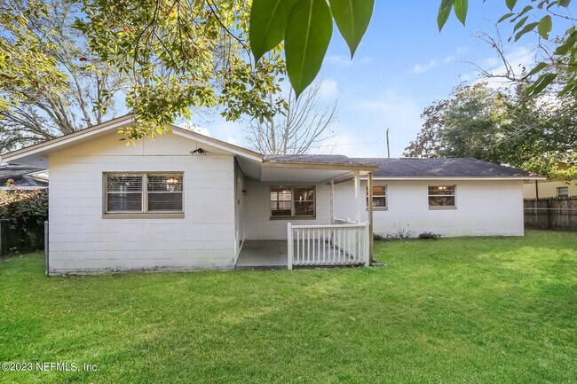 Building Photo - 7421 Deepwood Dr N