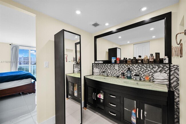 Building Photo - 100 Bayview Dr