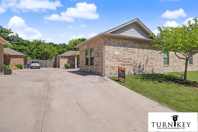 Building Photo - 221 Stewart Bend Ct
