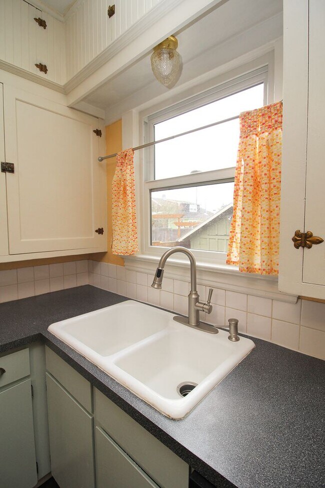 Building Photo - Delightful Remodeled Alberta Arts 3 Bed/2 Bath Bungalow