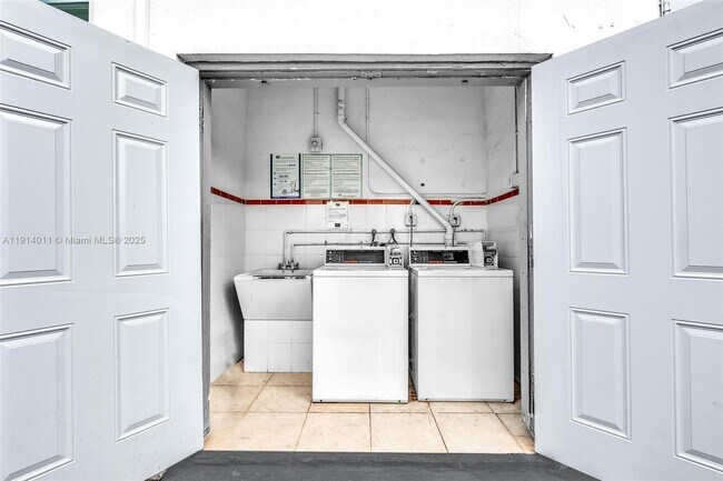 Building Photo - 9200 E Bay Harbor Dr