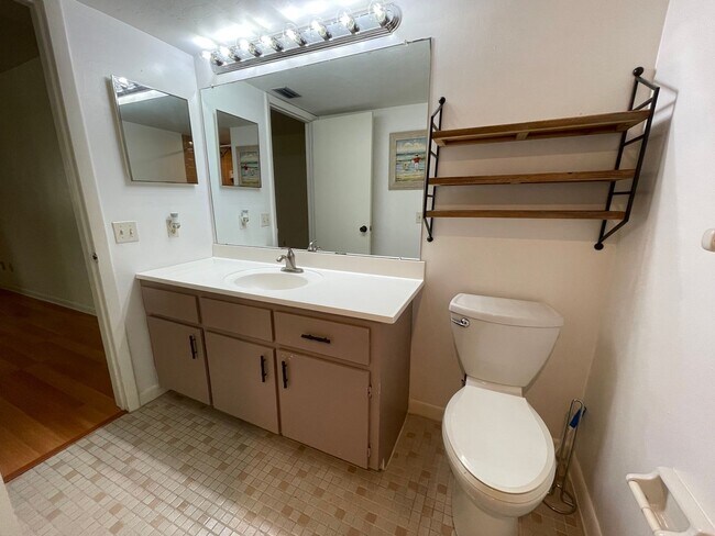 Building Photo - ANNUAL RENTAL - 2 BED / 2 BATH IN PINE HAVEN!