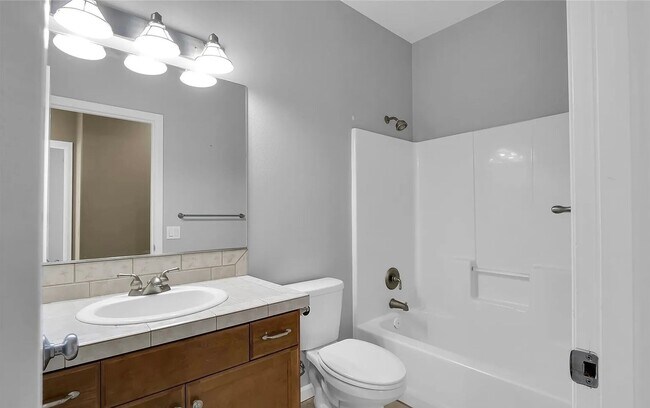 Building Photo - 10365 Rd 5.6 NE